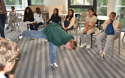 Apprendre à se concentrer et à se détendre : nos élèves de 6ème découvrent des exercices corporels adaptés.